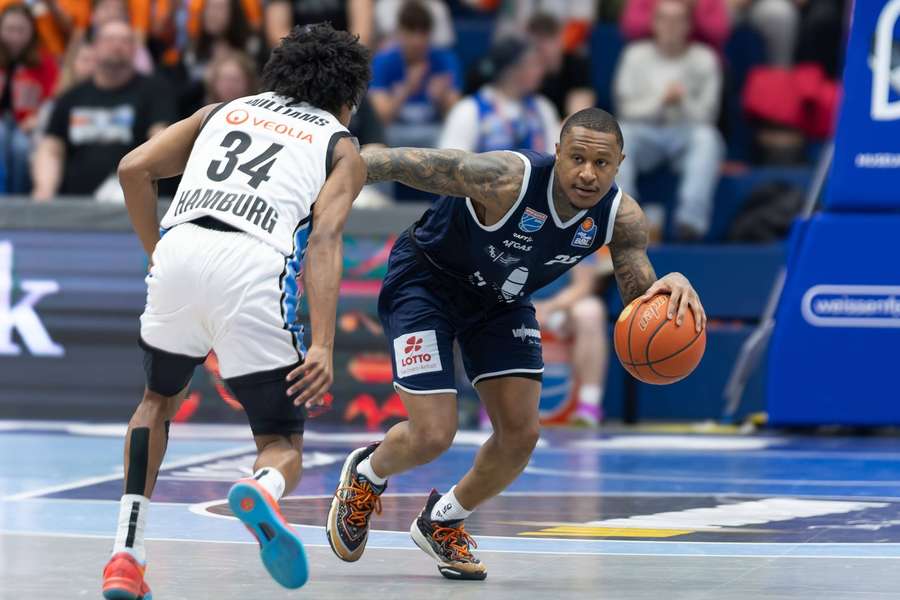 Charles Callison im Dribbling. Charles Callison im Dribbling.