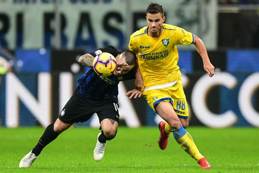 Lorenzo Crisetig, în duel cu Radja Nainggolan, în meciul dintre Inter Milano - Frosinone (24 noiembrie 2018)