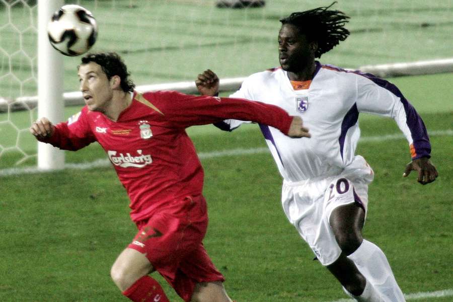 Josemi, durante un partido del Liverpool, se anticipa a Gerold Drummond, del Saprissa Josemi, durante un partido del Liverpool, se anticipa a Gerold Drummond, del Saprissa