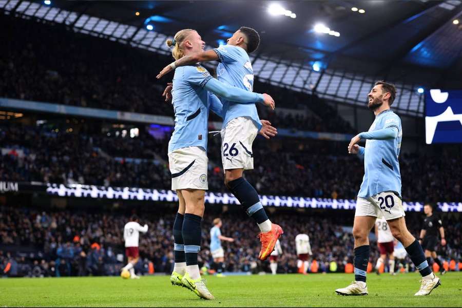 Savinho y Haaland celebrando un gol del noruego