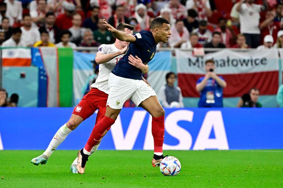 Mbappé wurde klar festgehalten, Freistoß gab es keinen