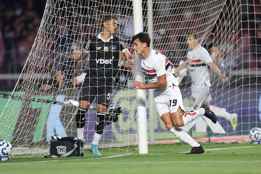 São Paulo vence Botafogo, quebra jejum e encosta no G6 do Brasileirão