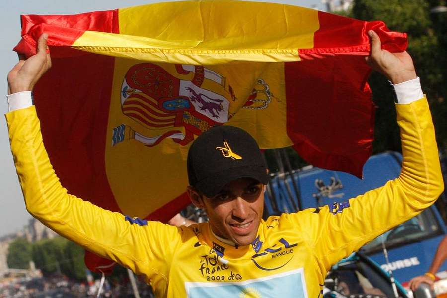 Alberto Contador sur les Champs-Élysées en 2009