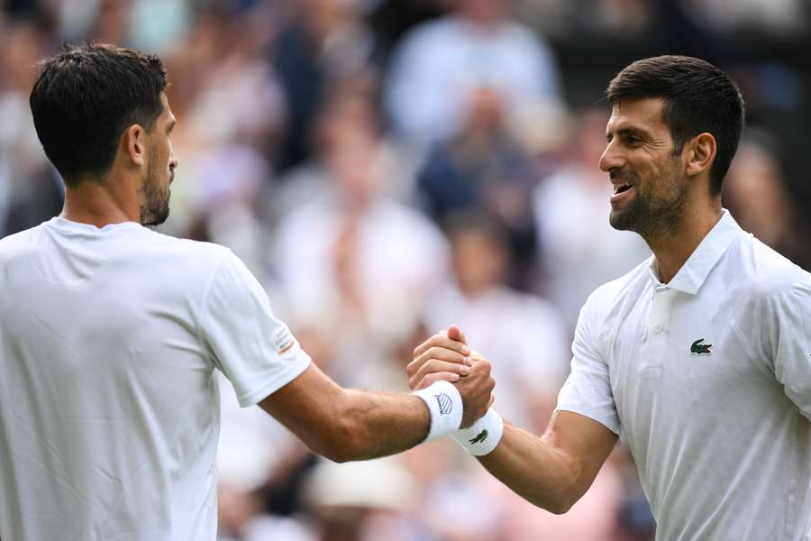 Wimbledon-chef nedtoner problemer med fugtigt græs