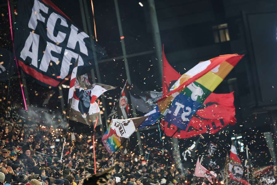 Fans vom FC St. Pauli schwenken ihre Fahnen