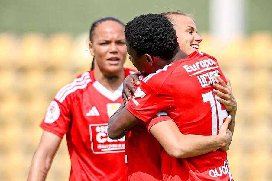 Ucheibe abraça Anna Gasper