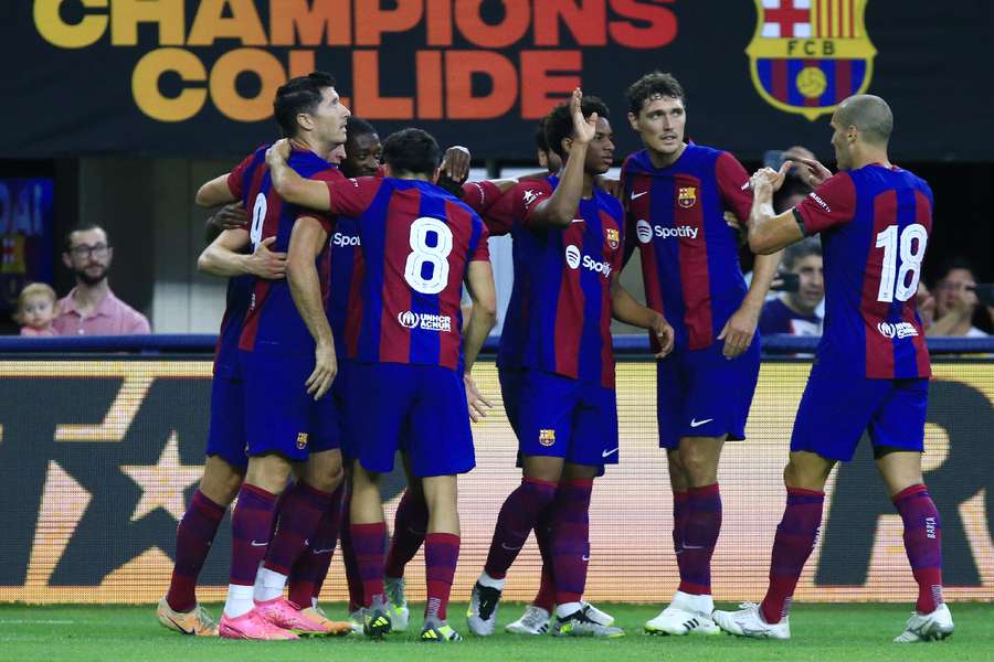 Os jogadores do Barça comemoram o primeiro gol contra o Madrid, marcado por Dembélé.