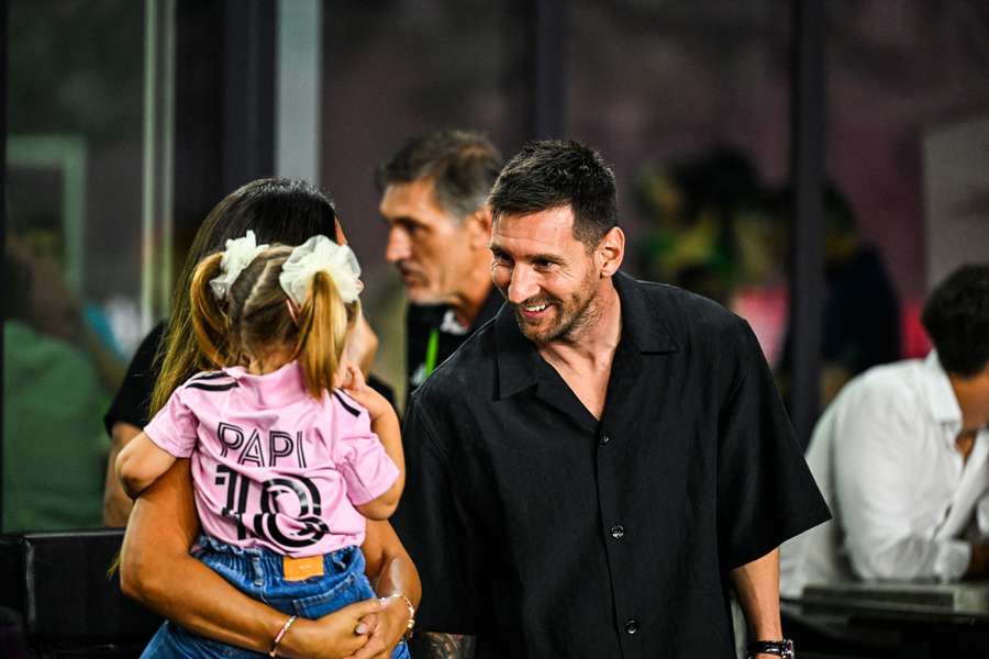 Messi dans les tribunes en famille.