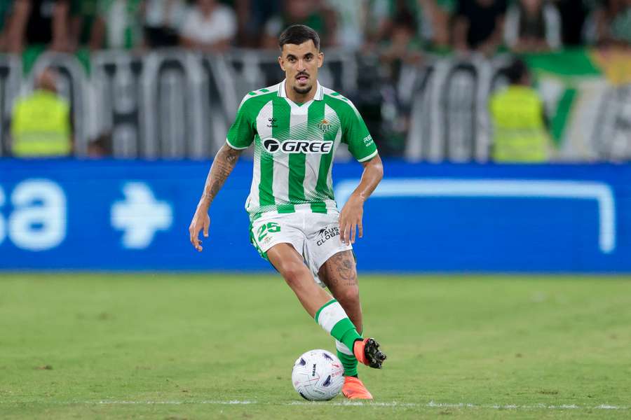 Ceballos conduce el balón en un partido con el Betis