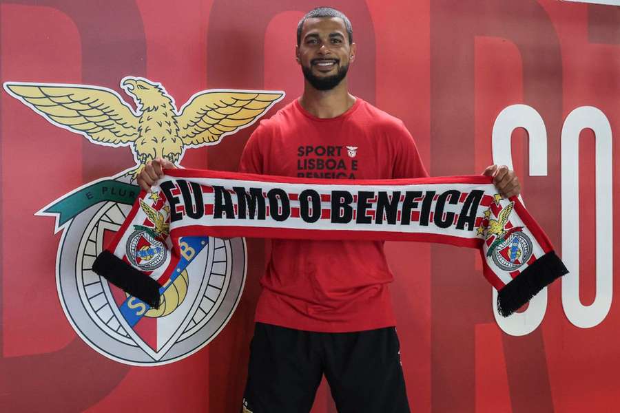 Aaron Broussard prolongou ligação ao Benfica