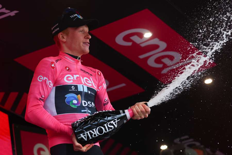Andreas Leknessund skrev sig tirsdag i historiebøgerne som den blot anden nordmand nogensinde til at iklæde sig Giro d'Italias lyserøde førertrøje.