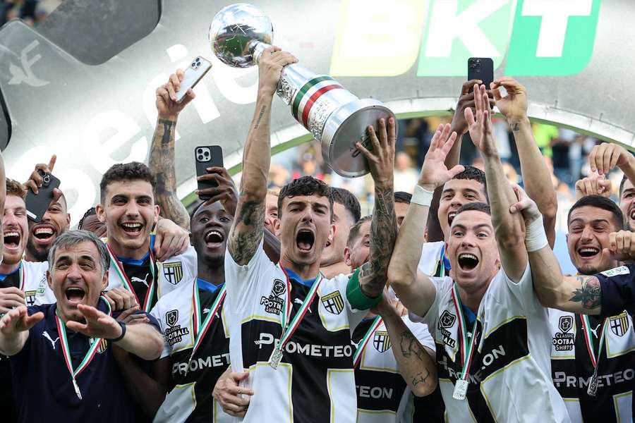 Parma slavící postup do Serie A.