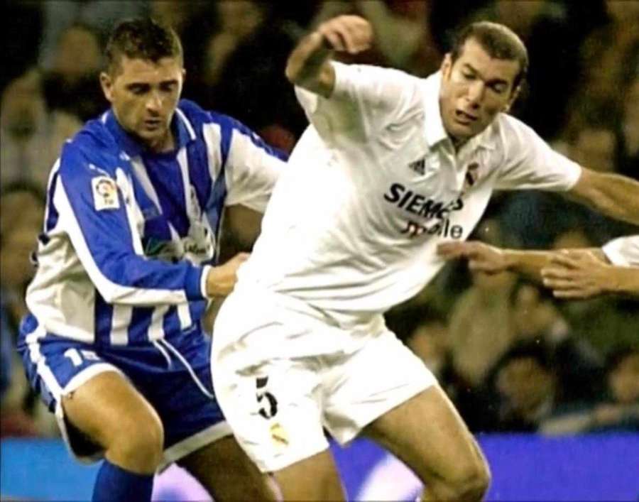 Viqueira, ante Zidane, en un Real Madrid-Deportivo