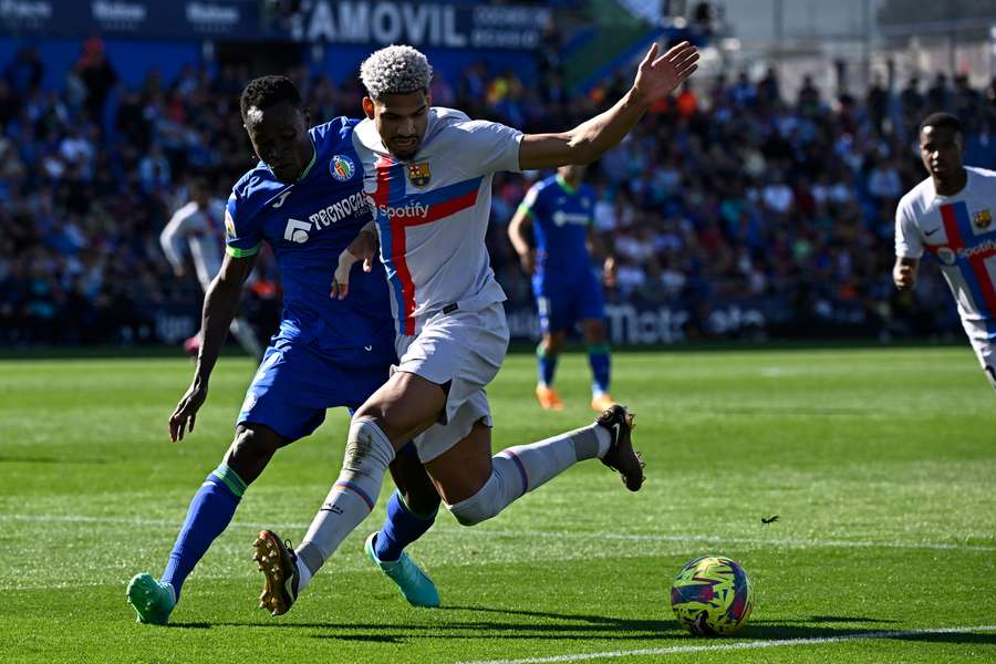 Barcelona's Ronald Araujo vies with Getafe defender Djene Dakonam