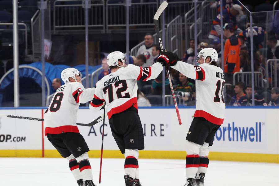 Von links nach rechts: Stützle, Chabot und Batherson feiern den Sieg gegen die Islanders