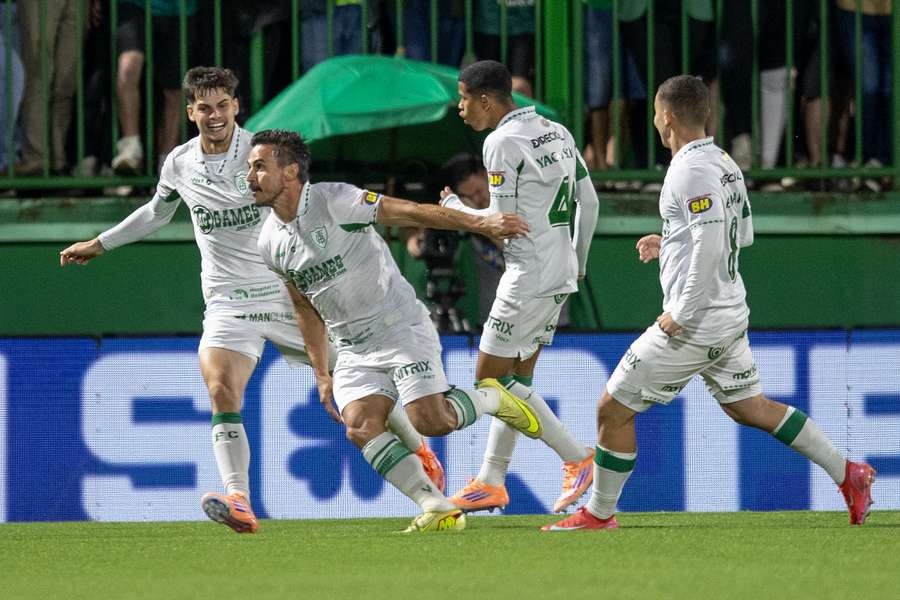 Willian Bigode comemora gol marcado sobre a Chapecoense