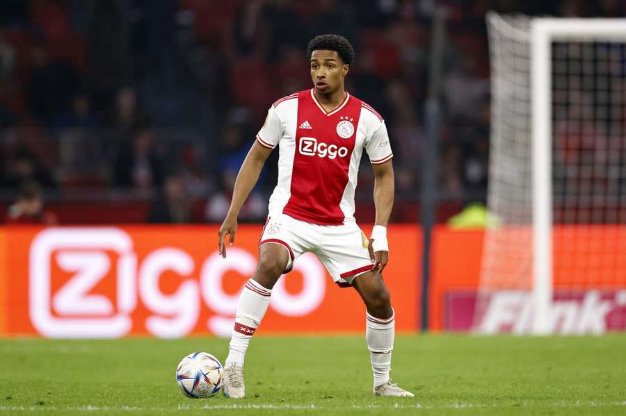 Ajax verlengt contract van talent Vos