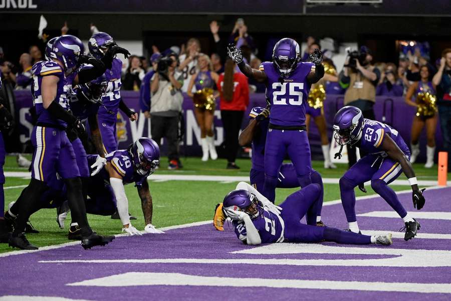 Die Minnesota Vikings bejubeln die entscheidende Interception im Spiel gegen die 49ers.