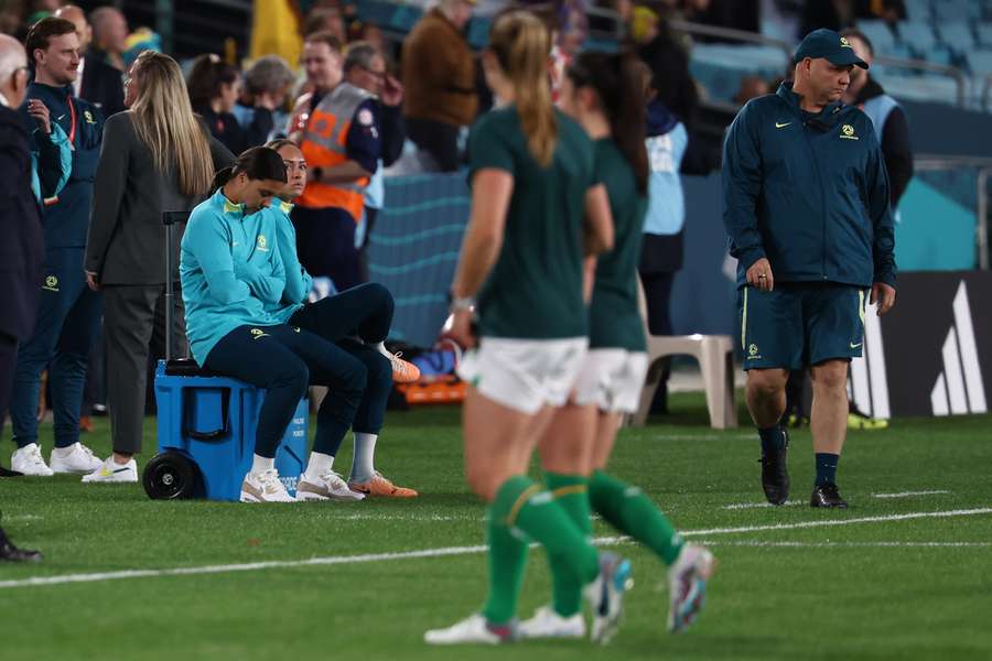 Sam Kerr aan de zijlijn voorafgaand aan de aftrap van Australië-Ierland