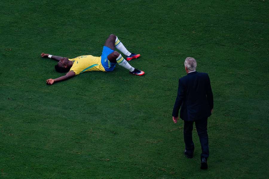 Carlo Ancelotti se duce către Vinicius să-l consoleze după eliminarea Braziliei de către Norvegia de la Cupa Mondială