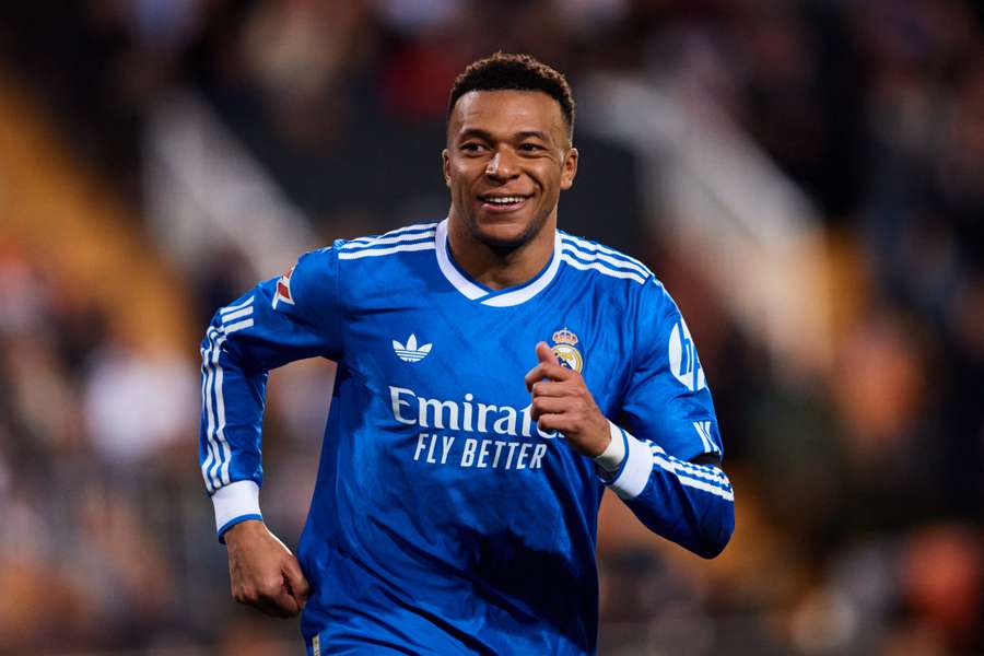 Kylian Mbappé, de la Real Madrid, sărbătorește după ce a marcat al doilea gol al echipei sale în meciul de LaLiga EA Sports dintre Valencia CF și Real Madrid.