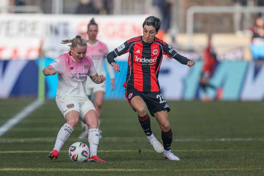 Frankfurt besiegt Leverkusen.