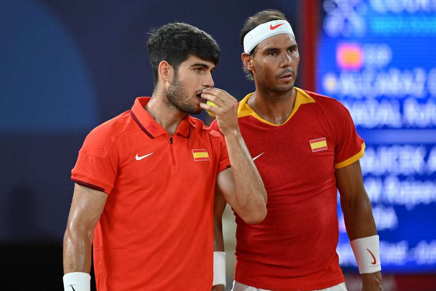 Alcaraz e Nadal conversam durante o jogo dos quartos de final