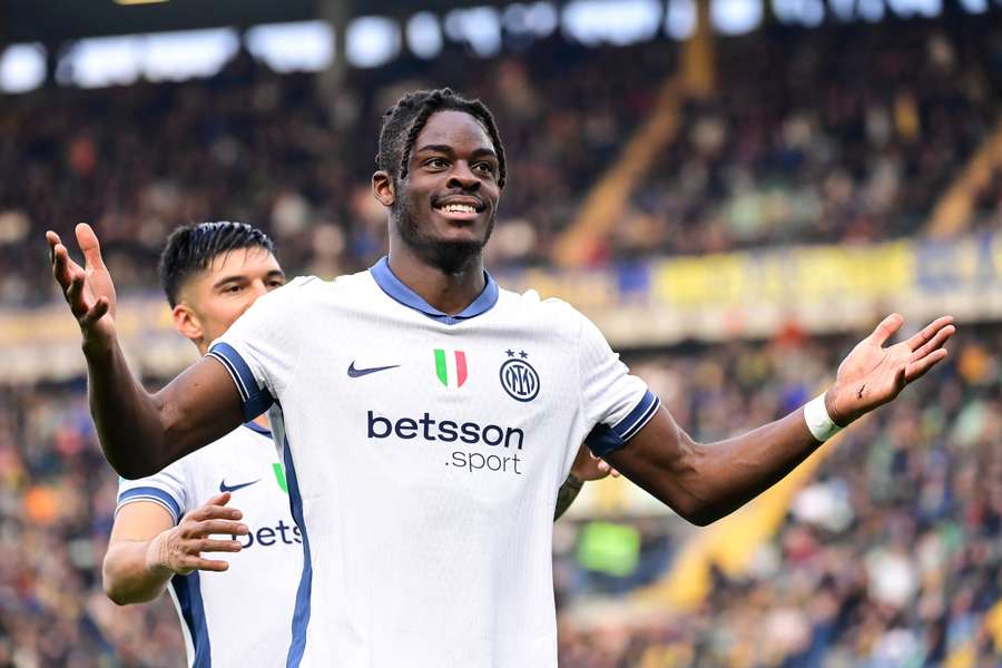 Yann Bisseck esulta per il gol segnato al Verona