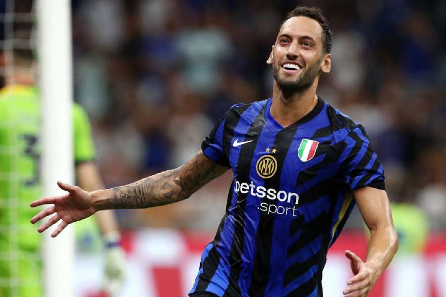 Hakan Çalhanoğlu marcou, de pênalti, o segundo gol da Inter no confronto