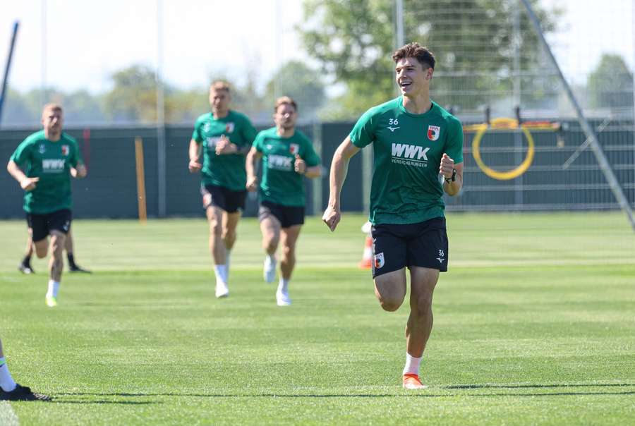 Mert Kömür (r.) und der FC Augsburg werden ihr Trainingslager in Südafrika aufschlagen