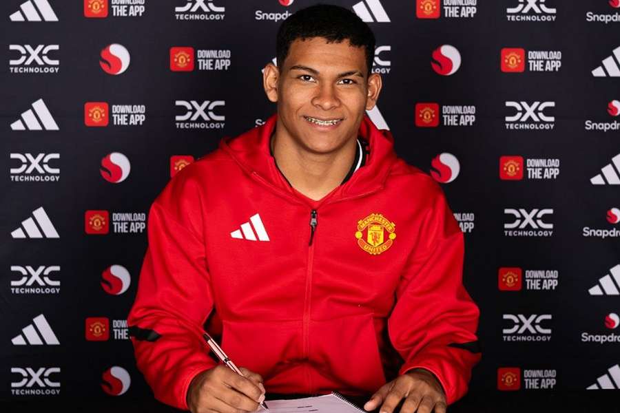 DONE DEAL: Man Utd announce Leon signing