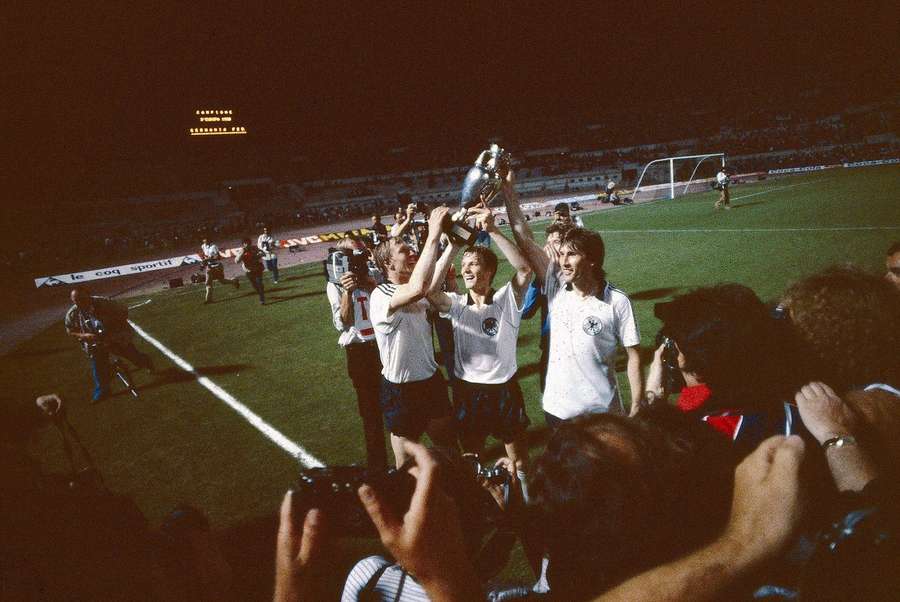 Alemania Occidental celebra la victoria en la Eurocopa 1980 tras la final contra Bélgica