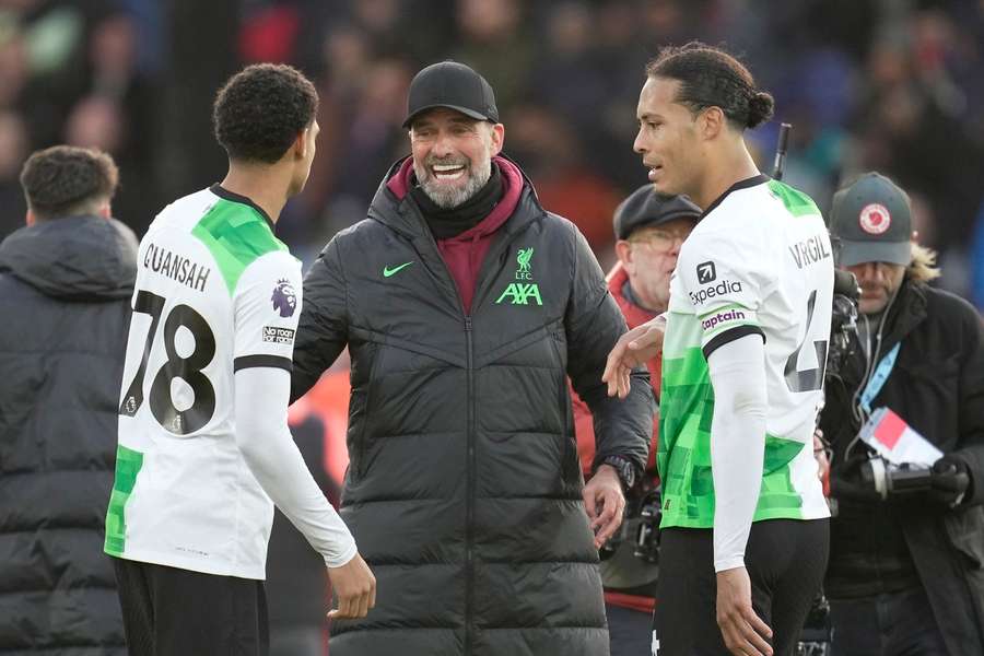 Jarell Quansah (L) en Virgil van Dijk met hun trainer Jürgen Klopp