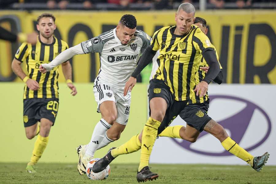 Galo, de Arana (meio), não conseguiu parar a força do Peñarol dentro do Campeón Del Siglo