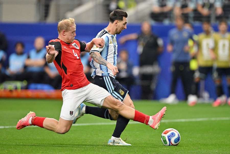 Schlager im Zweikampf mit Leo Messi