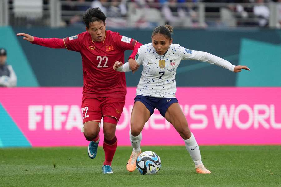 USA forward Alyssa Thompson, right, battles for the ball against Vietnam defender Nguyen Thi My Anh
