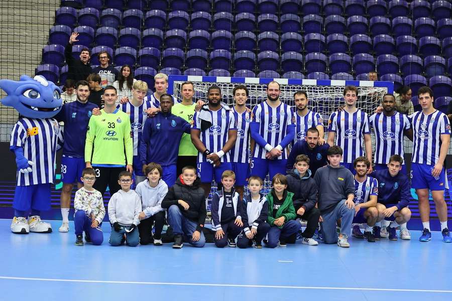 Equipa do FC Porto tirou foto com jovens atletas do Ginásio Clube de Santo Tirso