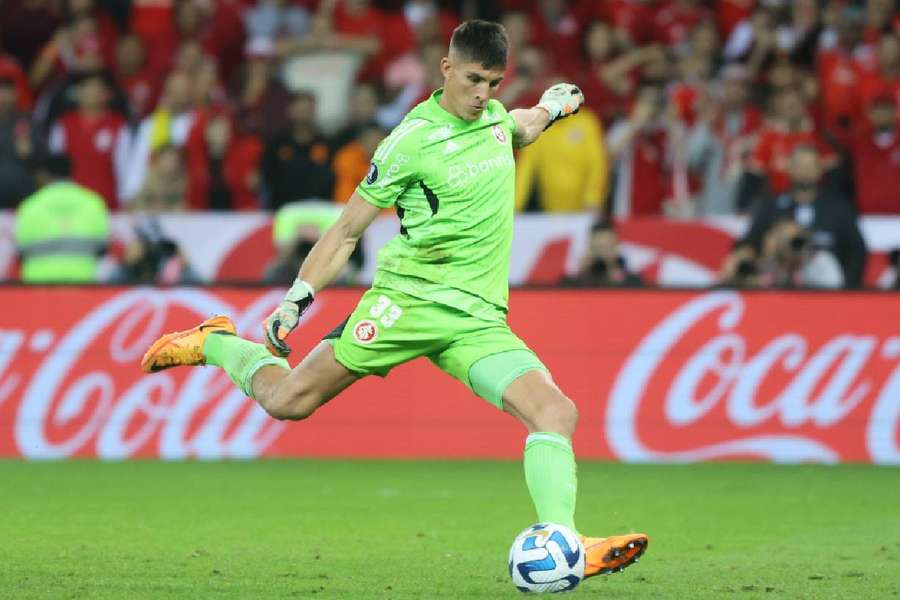 Rochet na cobrança decisiva de pênalti que colocou o Internacional nas quartas da Libertadores