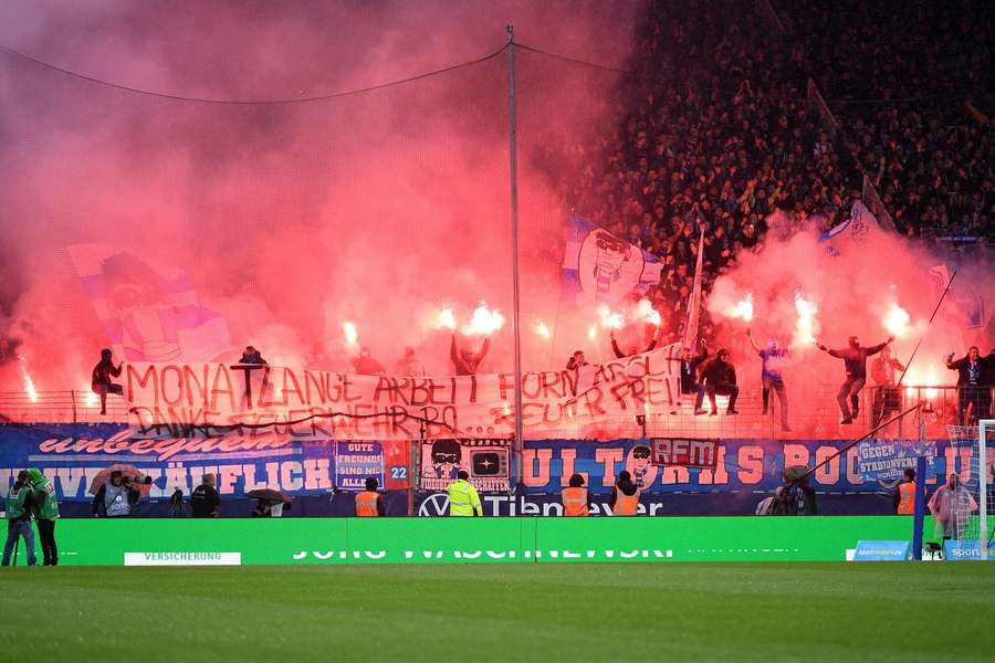 Roter Rauch im Ruhrstadion in Bochum 