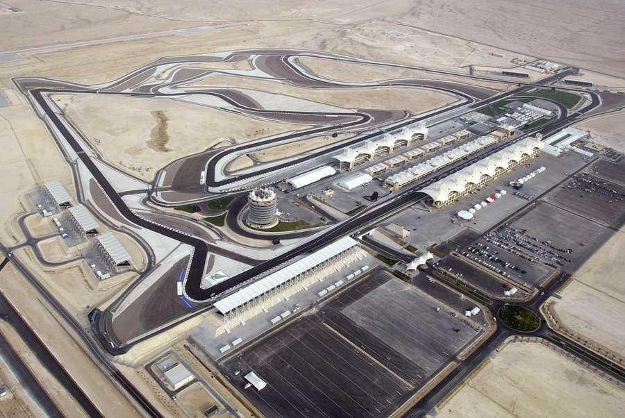 Überblick auf den Bahrain International Circuit inmitten der Sakhir-Wüste.
