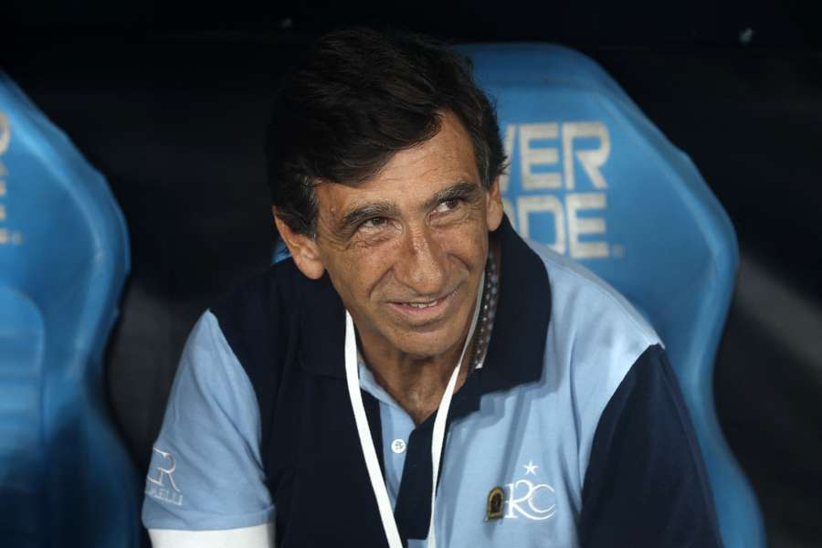 Gustavo Costas, sentado en el banquillo del Racing Club.