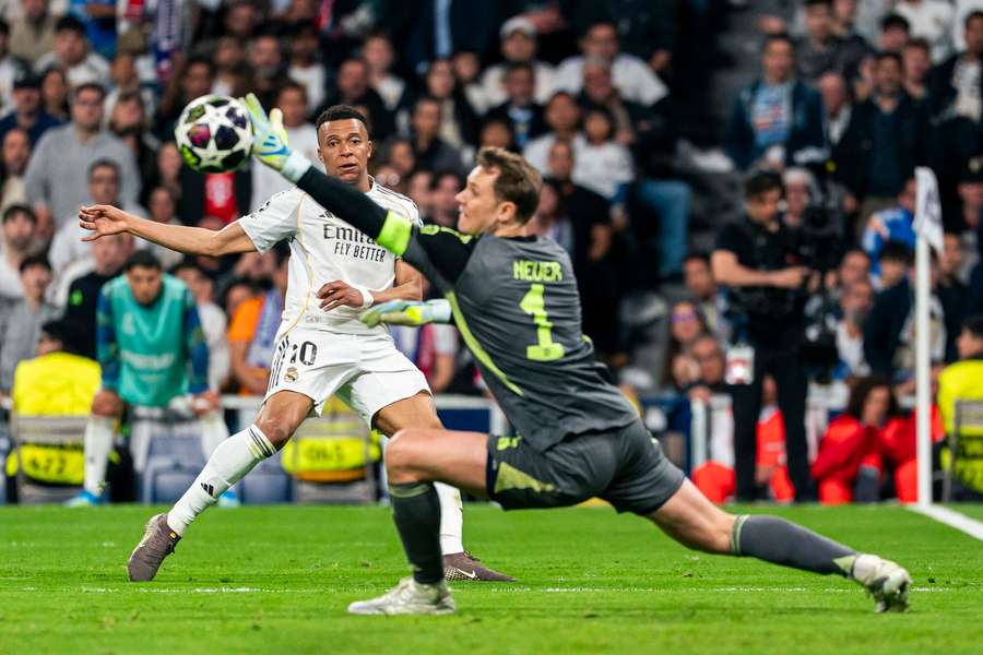 Manuel Neuer saves an effort from Kylian Mbappe