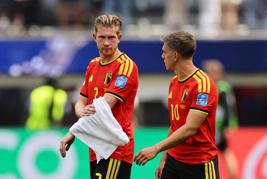 De Bruyne (M.) im Gespräch mit Trossard (r.)