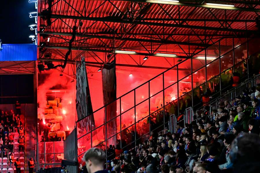 Zápas Plzně se Slavií musel být v úvodu kvůli pyrotechnice přerušen.