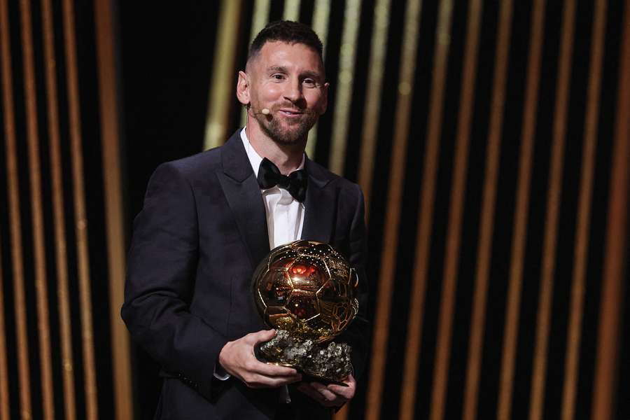 Messi recibe su octavo Balón de Oro.