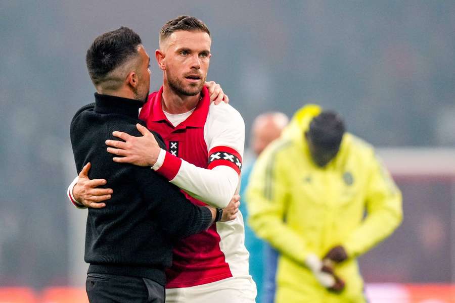Ajax manager Francesco Farioli embraces Jordan Henderson after the Eredivisie game against AZ