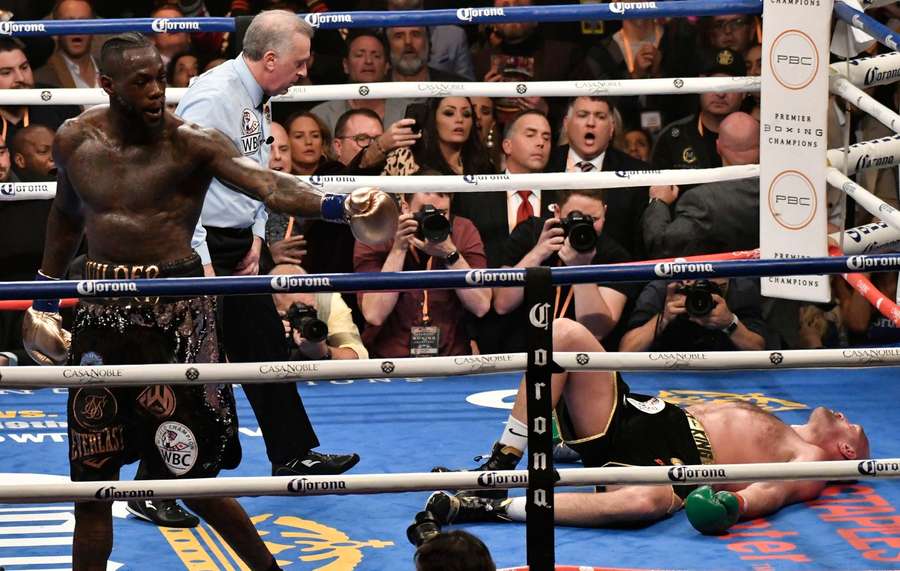 Deontay Wilder knocks down Tyson Fury a second time in 2018