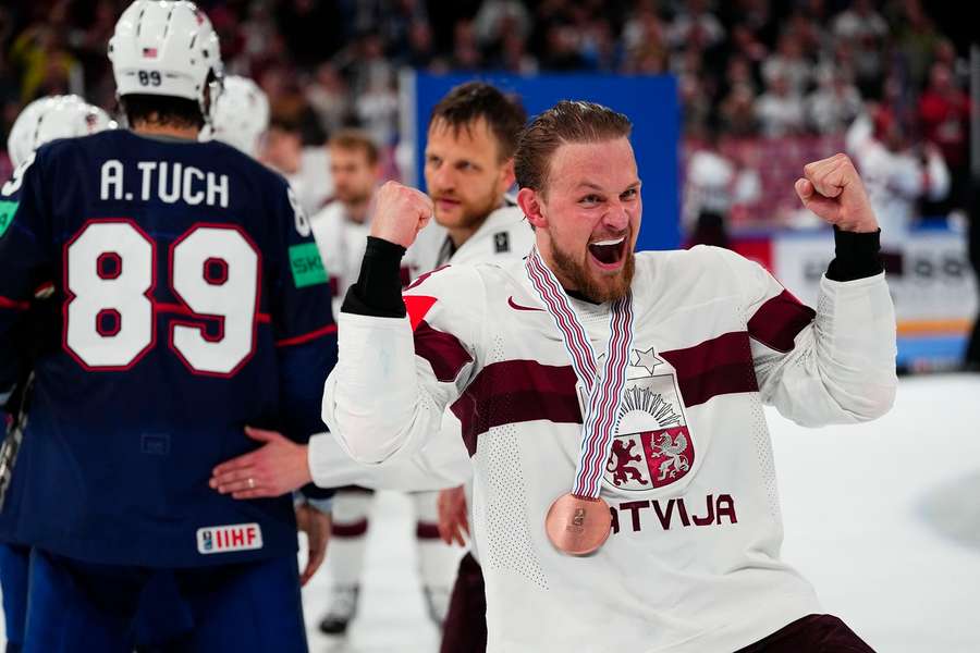 Radosť Bukartsa po zisku bronzu na MS 2023. 