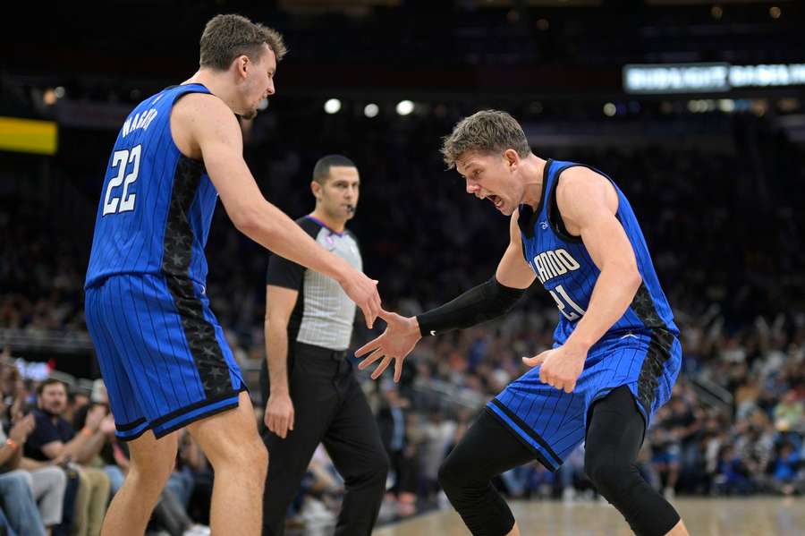 Franz Wagner (l.) und Bruder Moritz Wagner kommen mit Orlando nach Berlin