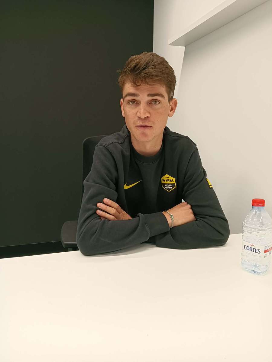 Sepp Kuss, atendiendo a Flashscore en el Media Day de Visma en La Nucía (Alicante)